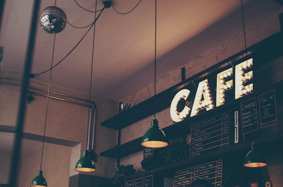 Kafe tabelası ve loş aydınlatmalı iç mekân