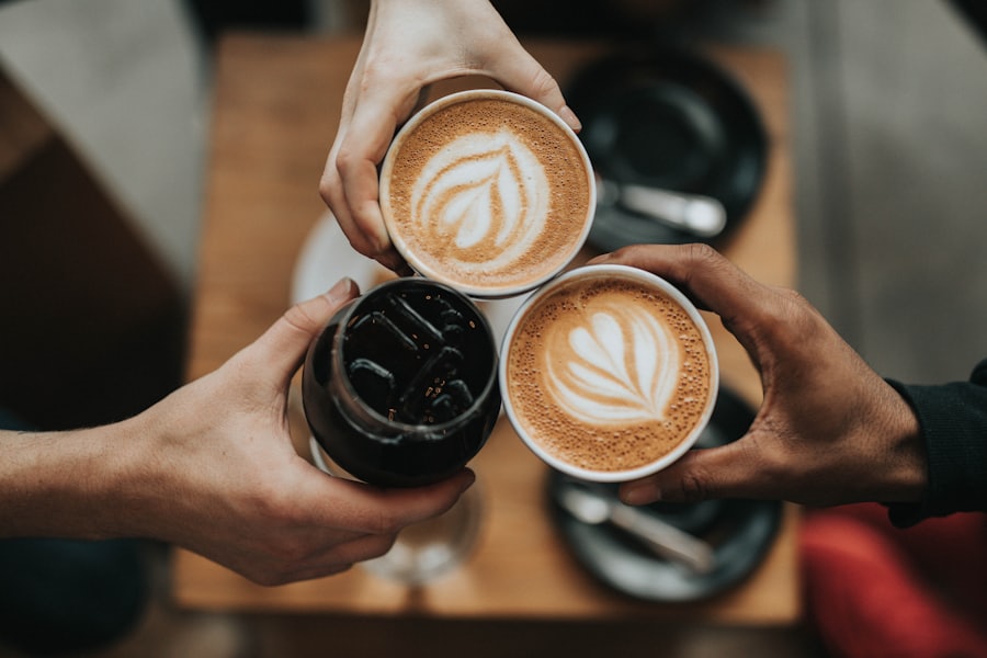 Kaldırılmış üç latte fincanı