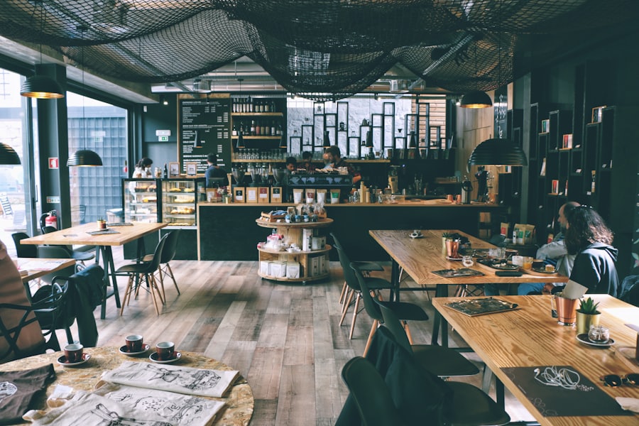 Ahşap masalı kafe oturma alanı
