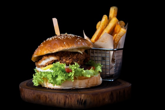 Patates kızartması ile birlikte sunulan burger