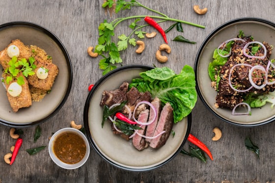 Üstten çekilmiş meze ve salata tabakları